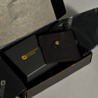 Ensemble de bijoux en gros boîte aux lettres noire pour l'expédition boîte coulissante bouton pochette papier de soie