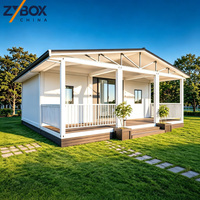 Maison conteneur extensible de 40 pieds à toit à pignon, avec porche en treillis d'acier blanc et terrasse marron, Villa modulaire préfabriquée de luxe AU