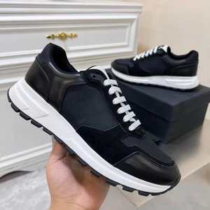 Baskets de sport décontractées minimalistes pour hommes, en cuir, légères, polyvalentes, avec logo personnalisé, style de luxe, à semelle épaisse - Product Image 1