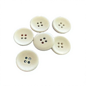 Venta al por mayor de alta calidad 4 agujeros botones de hueso de cuerno natural Botón de cuerno de búfalo real por ZH TRADERS - Product Image 1