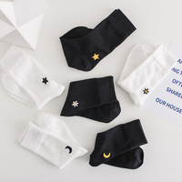 Nouvelles chaussettes de printemps : chaussettes en coton brodées étoiles et lunes noires et blanches, chaussettes mi-mollet style scolaire japonais