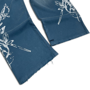 Pantalones de chándal de pierna ancha de alta calidad con estampado de plantas y espadas en azul gris vintage, con dobladillo deshilachado y desgastado, estilo streetwear para hombre - Product Image 3