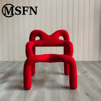 Fauteuil d'appoint sculptural moderne en tissu rouge vibrant, idéal pour les espaces Instagrammables, les galeries d'art et les salons créatifs