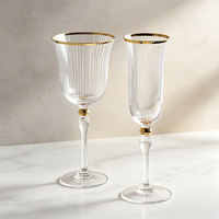 Verre à vin vintage à nervures verticales avec bord doré, gobelet en cristal cannelé de luxe, flûte à champagne pour la décoration de table de mariage ou de banquet