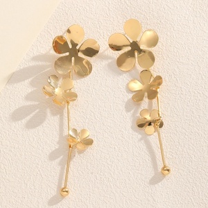 Pendientes elegantes y sencillos de metal de la boutique Jingciren, pendientes colgantes geométricos plisados con borlas, embalaje en caja de regalo elegante - Product Image 6