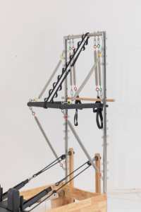 フィットネス耐久性のあるオーク材製調整可能な2-in-1ピラティスリフォーマーコアベッド、ピラティススタジオ用家具 - Product Image 4