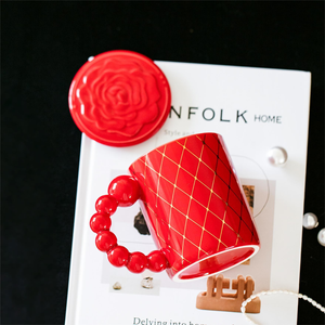 Mug en céramique Nordic Camellia avec poignée perlée, couvercle et cuillère, capacité 400 ml, compatible lave-vaisselle et micro-ondes, couleur personnalisable, pour fêtes - Product Image 4