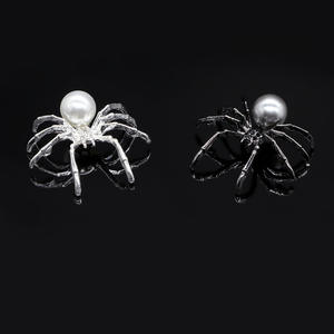 Colgante de aleación con cruz barroca y perla - Decoración gótica para rejilla de ventilación de coche con diseño de araña, accesorios de joyería alternativos al por mayor - Product Image 2