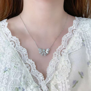 Collar con Colgante Ajustable de Plata Platino Pt950 con Diamante Cultivado en Laboratorio, Corte Pera, Diseño de Ala de Mariposa, Halo, Elegante y Moderno, 2.153ct IGI - Product Image 3