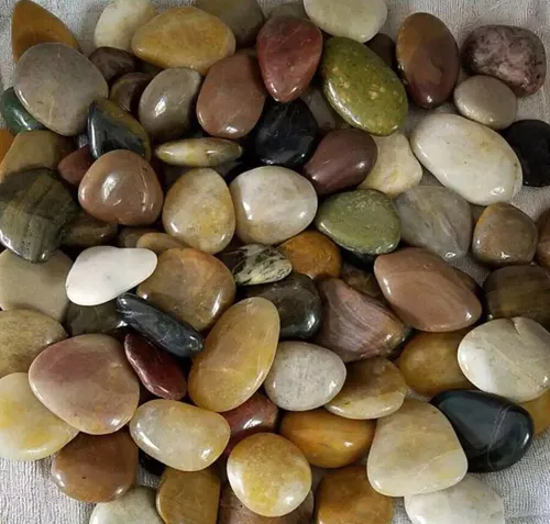 Pedras do rio natural alta polida pebbles