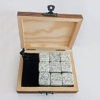 Neu eingetroffen: Personalisierbares quadratisches Whisky-Eiswürfelregal aus Stein mit 2 Gläsern – Gefrierfester Granit-Geschenkset