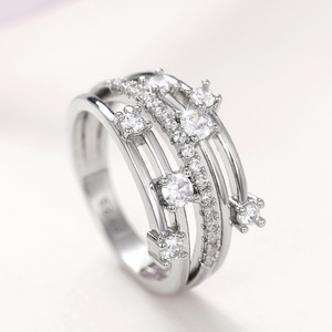 Anello Scintillante con Zirconi Incrociati per Donne, Elegante Gioiello da Dito Geometrico alla Moda - Product Image 3