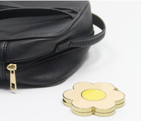 Miroir de maquillage compact double face carré en métal doré, pliable et portable, pour sac à main et cadeau