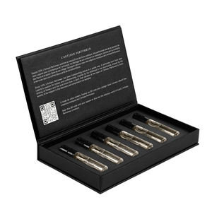 Verpakking van luxe parfummonsters in kartonnen doosjes met aangepast logo, rollerflesjes en cadeauverpakking - Product Image 1