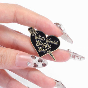 Alfileres esmaltados de estilo Punk, broche en forma de corazón para <span class=keywords><strong>Buffy</strong></span>, insignia de solapa de Daga Negra, regalo de joyería para amigos - Product Image 4