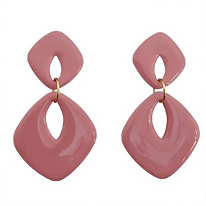 Boucles d'oreilles en résine faites à la main pour femmes, boucles d'oreilles pendantes en résine époxy colorée avec un design artistique unique pour bijoux de mode au quotidien - Product Image 1
