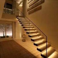 Escalier flottant moderne personnalisé PRIMA avec garde-corps en verre trempé, escalier intérieur en acier et bois pour villa de luxe