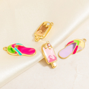 Breloques en émail colorées pour la fabrication de bijoux : tongs d'été et sucettes glacées |   Plaqué or 18 carats PVD, étanche et hypoallergénique - Product Image 1