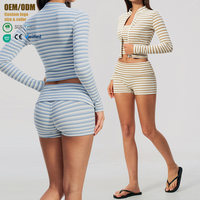 Ensemble de sport côtelé rayé pour femme avec veste zippée à col montant, soutien-gorge intégré et short à revers