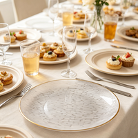 Assiettes de présentation rondes en plastique de 7 pouces avec bord doré et texture lignée horizontale pour la décoration de table de mariage, banquet ou fête