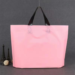 Sac fourre-tout réutilisable en plastique PE rose avec logo personnalisé imprimé, fonction barrière pour supermarché, emballage de vêtements et cadeaux - Product Image 4