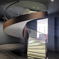 Escalier circulaire ouvert en acier et bois sur mesure pour villa intérieure avec garde-corps en verre, design contemporain