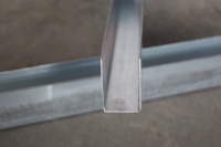 Machine automatique de formage à froid de profilés en acier pour rails de guidage de portes à enroulement en U