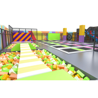 Parc de trampolines intérieur personnalisé Aoleao avec piscine à balles, toboggan, mur d'escalade, basket-ball pour enfants, aire de jeux souple certifiée CE TUV