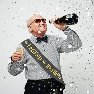 Écharpe de retraite élégante noire et or avec motif « La Légende s'est retirée », pour femmes et hommes, idéale pour les fêtes de retraite - Product Image 4