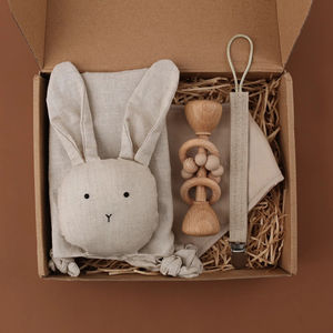 Caja <span class=keywords><strong>de</strong></span> regalo <span class=keywords><strong>para</strong></span> recién nacido, juego <span class=keywords><strong>de</strong></span> regalo <span class=keywords><strong>para</strong></span> bebé, Manta <span class=keywords><strong>de</strong></span> algodón <span class=keywords><strong>para</strong></span> bebé, <span class=keywords><strong>para</strong></span> la dentición babero, sonajero, hito, juguete <span class=keywords><strong>de</strong></span> madera, 4 juegos - Product Image 1