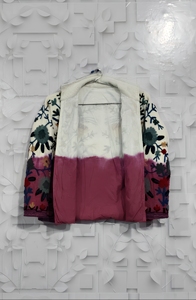 Veste en velours noir brodée, écologique, style bohème, Suzani, avec bordure en fourrure de mouton, design floral fait main, cadeau unique pour elle - Product Image 3