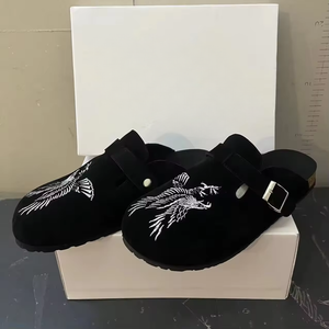 Sabots en cuir personnalisés de luxe, sabots en daim et en liège pour femmes et hommes, pantoufles antidérapantes, mules, sabots avec soutien de la voûte plantaire - Product Image 1