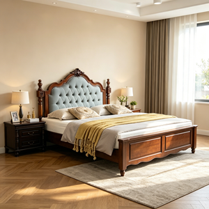Base de Cama Tapizada Tradicional Tamaño Queen con Cabecera de Tela y Postes de Madera - Product Image 2