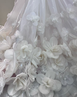 Tissu satiné plissé floral 3D fait main, maille brillante blanche, textile floral 3D pour robe de mariée, robe de soirée