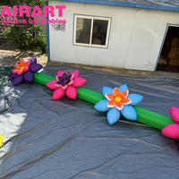 Décorations de fête avec des chaînes de fleurs gonflables. Fleurs gonflables de différentes couleurs combinées pour la présentation.