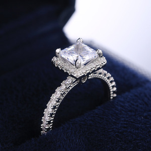 Anello di proposta scintillante a forma quadrata per donna, elegante gioiello da dito alla moda - Product Image 6