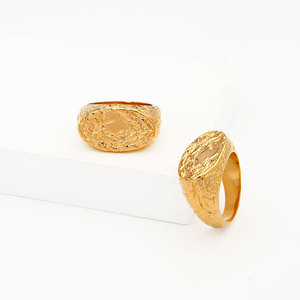Nouveauté, prix compétitif, anneaux ovales de style glacé à texture d'écorce d'arbre pour femmes, tendance, couleur or 18 carats, bijoux de mode. - Product Image 4