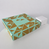 Boîte d'expédition PR en carton ondulé de luxe personnalisée avec logo en feuille d'or pour kit cadeau promotionnel influenceur