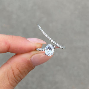 Q563 Anello di fidanzamento da donna in oro bianco con diamante naturale taglio ovale e diamanti laterali colore G - Product Image 1