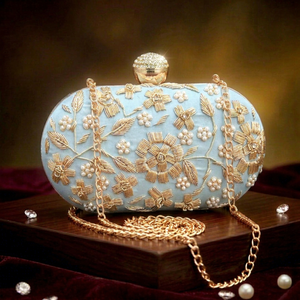 Elegante bolso de mano azul claro con flores bordadas y cadena dorada con perlas para eventos nocturnos - Product Image 1