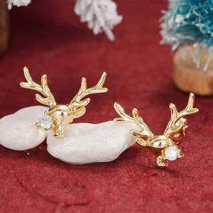 Pendientes de Oro Sólido de 18K con Diseño de Ciervo Dorado, Engaste de Garra con Diamantes Redondos, Joyería Unisex para Uso Diario - Product Image 4