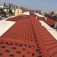 Tuiles de toiture en asphalte au design mosaïque moderne, légères, isolées thermiquement, revêtues de pierre, bitumineuses, pour la construction de villas
