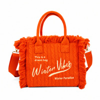 Sac fourre-tout en tricot torsadé pour femme, fabriqué sur mesure en usine, avec bordure à franges, texte brodé, poignées supérieures et large bandoulière