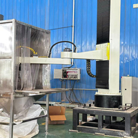 Robot otomatis untuk membongkar palet dan membuka kemasan, memungkinkan pembongkaran bubuk sodium sulfat dalam kemasan kantong tanpa debu.
