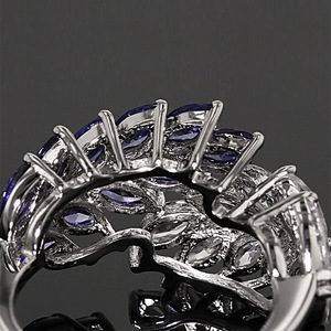 Anello floreale intagliato per donna, elegante gioiello da dito scintillante e alla moda - Product Image 4
