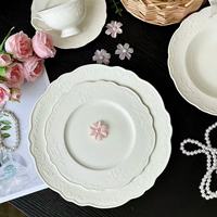 Assiette Plate Blanche Rose au Design Moderne, Style Français INS, Gravée, Compatible Micro-ondes, Vaisselle Occidentale en Porcelaine Polie à Surface Lisse