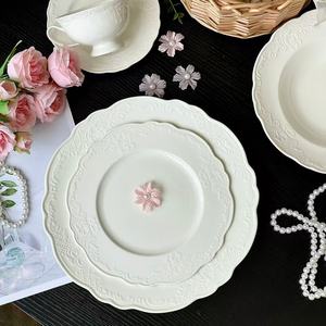 Plato Plano Blanco de Diseño Moderno con Rosas, Estilo Francés, Grabado, Apto para Microondas, Vajilla Occidental de Porcelana Pulida con Superficie Lisa - Product Image 4