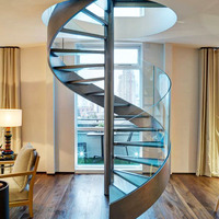 Escalier en colimaçon rond en acier moderne avec marches et garde-corps en verre, système de kit pour la construction d'intérieur