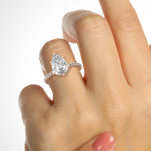 Bague solitaire 1,75 carat taille poire « Ember Kiss » avec accents de diamants rouge cramoisi, certifiée IGI, sertie à griffes, or massif 18 carats, élégante - Product Image 5