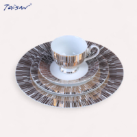 Luxe 20pcs Céramique Nouvelle Vaisselle En Porcelaine Osseuse Service De Dîner avec Assiette De Cuisine Ensemble avec Assiette De Café Plateau De Service En Or pour Restaurant